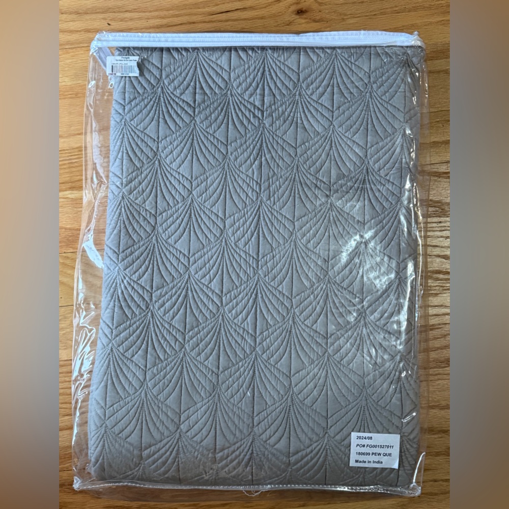 Frontgate Silk Quilt & 2 Standard Shams - NWT - Picture 12 of 16